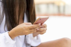 Cómo se transmiten los mensajes entre celulares 5 manos sosteniendo un telefono movil 1