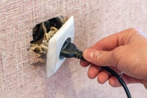 Toma de tierra casera fácil para tu piso: ¡Descubre cómo hacerla! 8 manos sujetando cables conectados a una toma de tierra