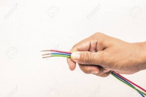 manos sujetando un cable electrico