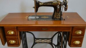 maquina de coser antigua siendo restaurada