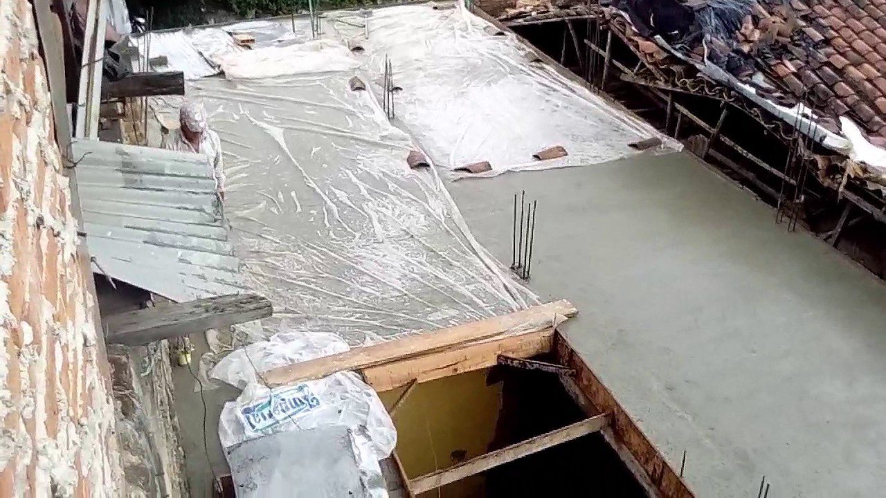 Losa de concreto protegida de la lluvia