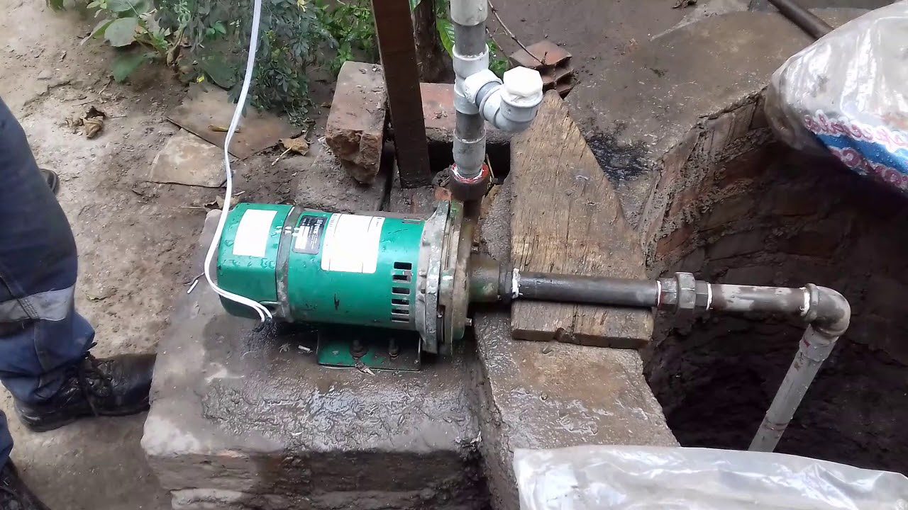Instalación de bomba de agua en pozo