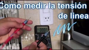 medidor digital midiendo la caida de tension trifasica