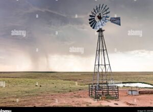 molino de viento bombeando agua en el campo