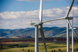 molino de viento generando energia renovable