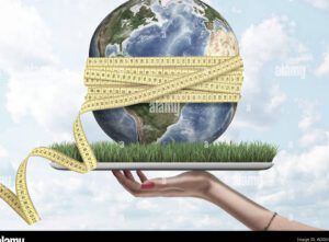 montana de tierra con una cinta metrica alrededor