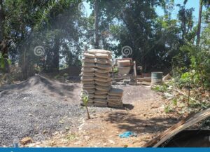 monton de arena grava y saco de cemento