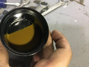 motor con aceite derramado en la camara de combustion