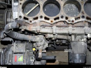 motor diesel con bujias desmontadas