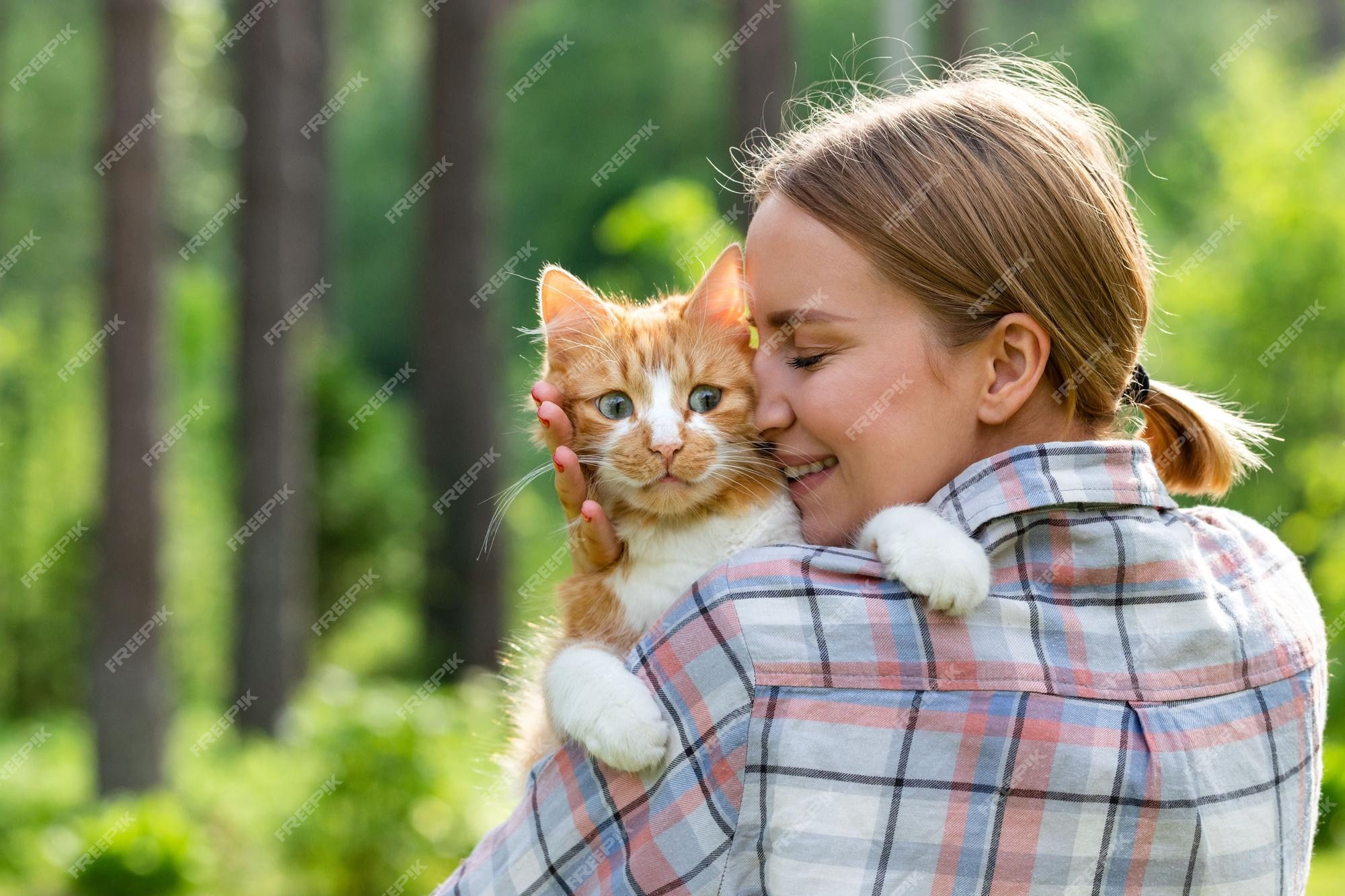 Mujer triste abrazando foto de gato