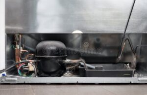 nevera abierta con cables de cobre a la vista