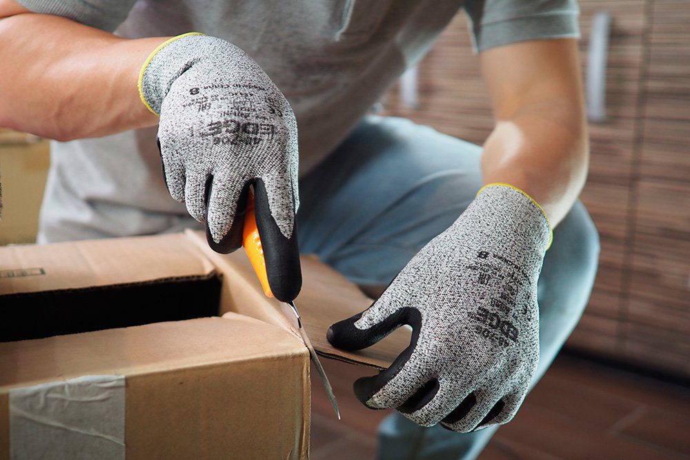 Persona utilizando guantes eléctricos para seguridad
