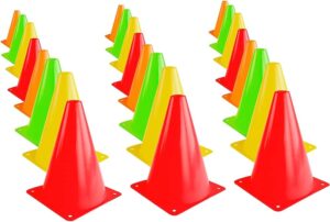 objetos con forma de cono en colores vibrantes