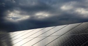 panel solar en un dia nublado