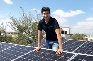 paneles solares con chispas electricas