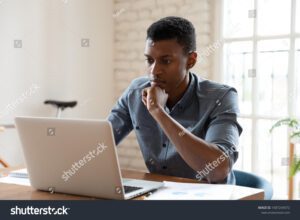 persona frustrada frente a una computadora