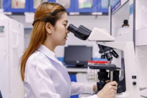 Microscopio: Uso y manejo para una educación científica avanzada 20 persona utilizando un microscopio en un laboratorio