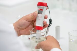 Descubre el sorprendente pH del agua destilada: ¿es realmente neutro? 17 phmetro midiendo el ph del agua destilada
