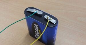 pila de petaca de 4 5v con cables conectados