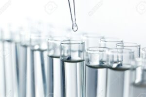 pipeta y tubos de ensayo en un laboratorio