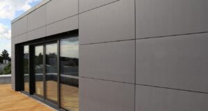 placas de fibrocemento protegiendo una fachada exterior