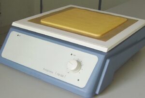 plancha de calentamiento en funcionamiento en laboratorio