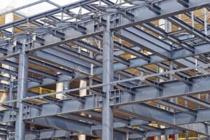 rascacielos con estructura metalica en construccion