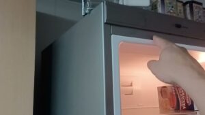 refrigerador con calor emanando de la parte trasera