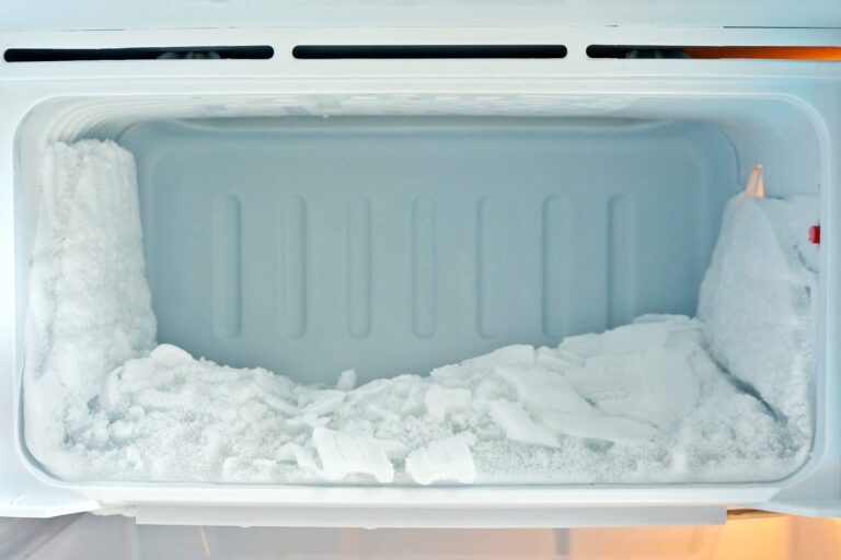 refrigerador con hielo y escarcha