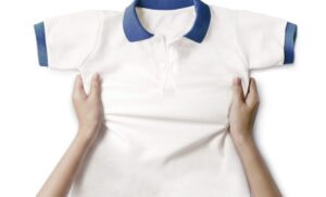 ropa con manchas grises en una lavadora