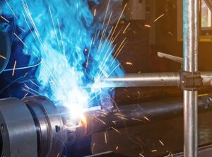 soldador trabajando con maquina de soldar 1