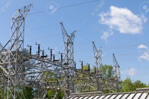 subestacion electrica rodeada de cables y equipamiento