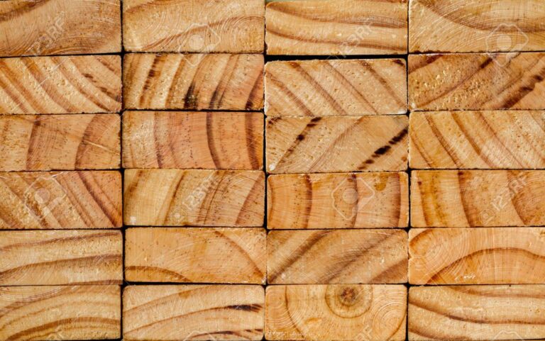 tablones de madera de pino apilados