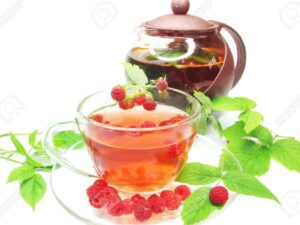 taza de te de frutos rojos con hojas