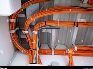techo de lamina con cables de electricidad