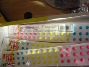 tiras de papel con manchas de colores