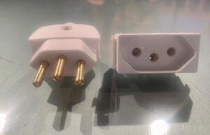 tomacorriente y enchufe con norma electrica argentina