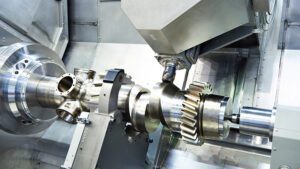 torno en uso en una fabrica industrial