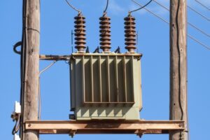 transformador electrico y cables de conexion