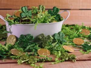 trebol de 4 hojas en maceta con monedas