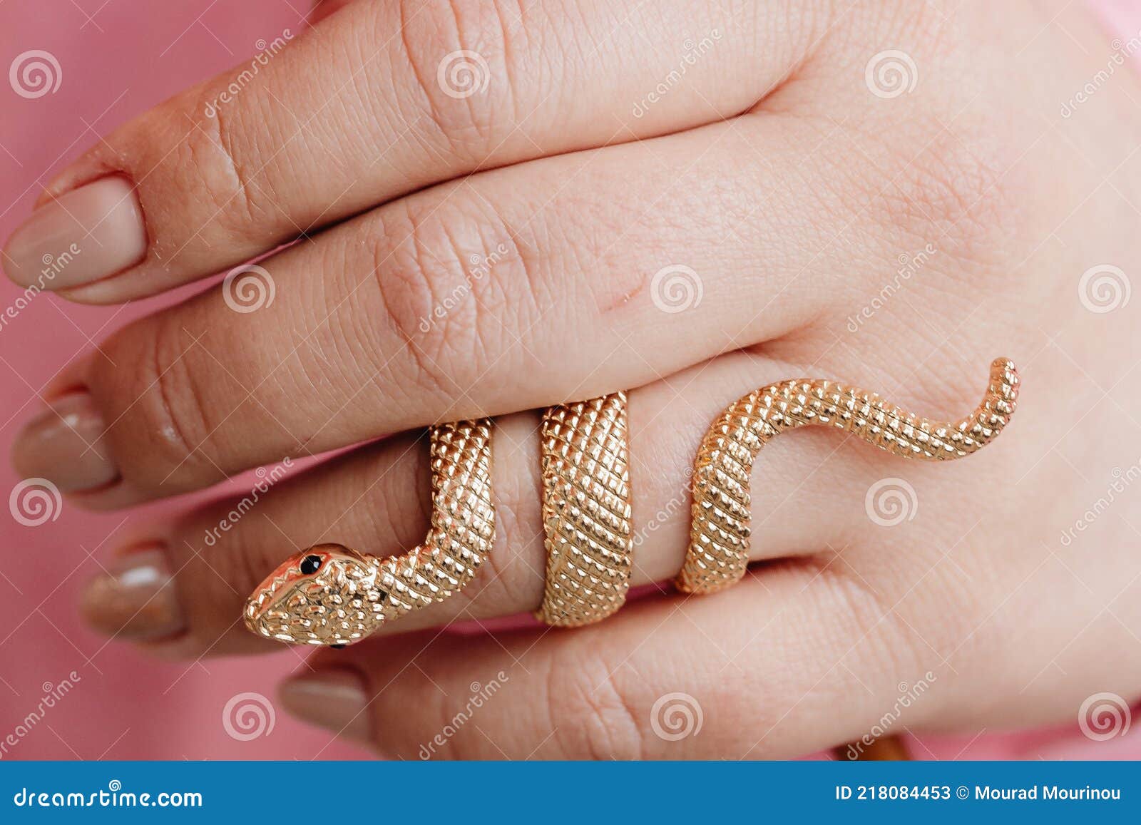 Mano con anillo de serpiente en ambas