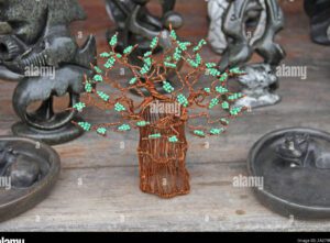 un arbol frutal rodeado de hilos de cobre
