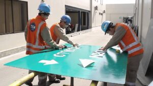 un cartel de senales de transito en proceso