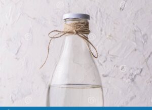 un frasco de vidrio con agua destilada