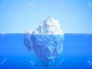 un iceberg flotando en el oceano