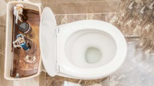 un inodoro con agua goteando del desague