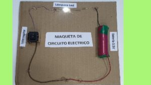 un nino construyendo un circuito electrico casero