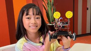 un robot sonriendo rodeado de ninos