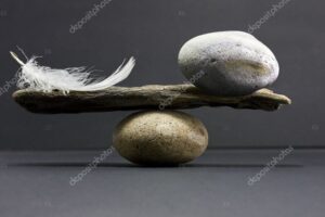 una balanza con plumas y aire flotando