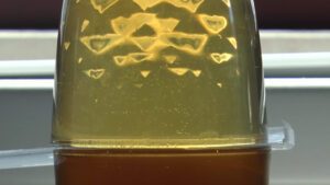 La relevancia del baño maría en el laboratorio: función y beneficios 7 una imagen de un matraz de vidrio sumergido en agua caliente